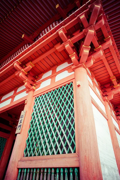 前面在京都清水寺大门、 日本. — 图库照片