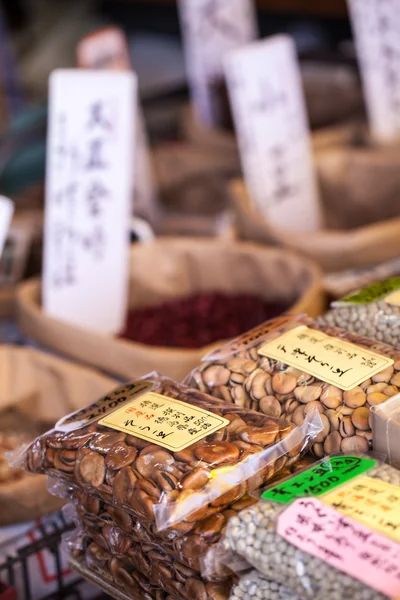 Exóticos alimentos expuestos en el mercado tradicional de Japón . — Foto de Stock