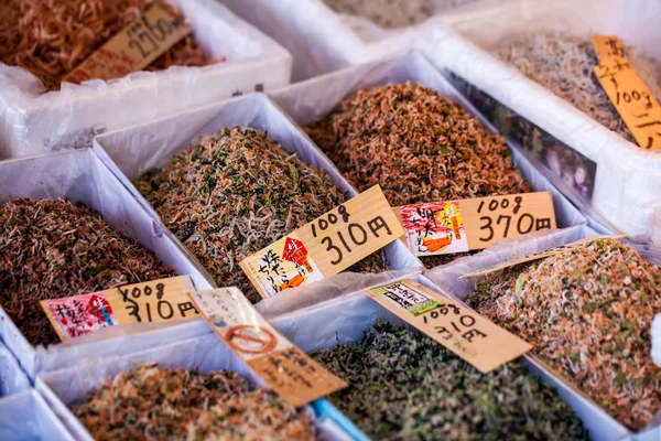 Exóticos alimentos expuestos en el mercado tradicional de Japón . — Foto de Stock