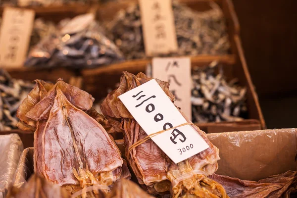 Pesce essiccato, prodotti ittici al mercato dal Giappone . — Foto Stock