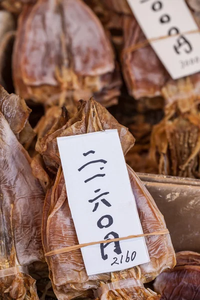 Gedroogde vis, schaal-en schelpdieren product op de markt van japan. — Stockfoto