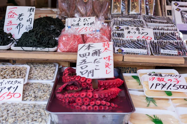 Japansk fisk och skaldjur bläckfisk tako i tsukiji marknaden — Stockfoto