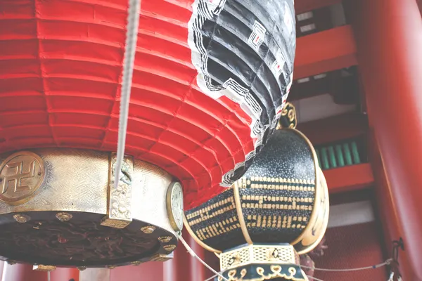 Tempio giapponese rosso Sensoji-ji ad Asakusa, Tokyo, Giappone — Foto Stock