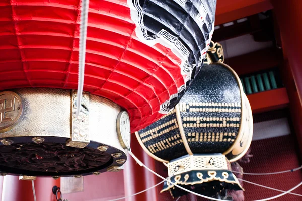 Красный японский храм Сенсодзи-дзи в Асакусе, Токио, Япония — стоковое фото