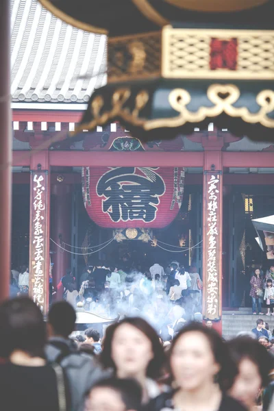 Temple japonais rouge Sensoji-ji à Asakusa, Tokyo, Japon — Photo