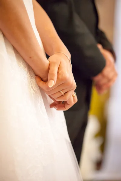 Mariée et marié à l'église — Photo