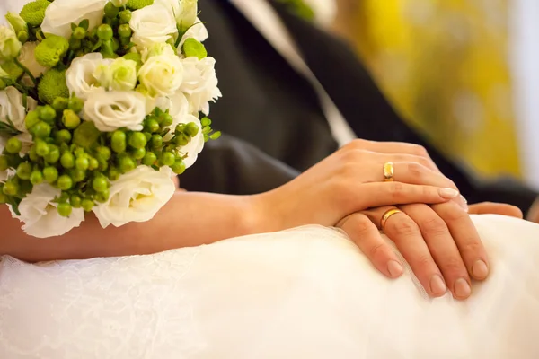 Belo buquê de casamento em mãos da noiva — Fotografia de Stock