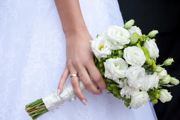 Belo buquê de casamento em mãos da noiva — Fotografia de Stock