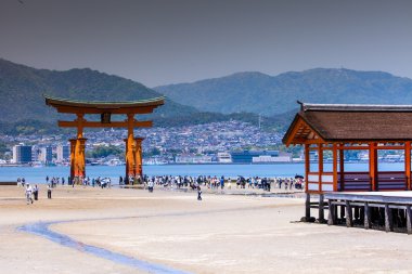 Miyajima, Hiroşima, okyanusta duran ünlü büyük Şinto torii Japonya 