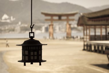 Miyajima, Hiroşima, okyanusta duran ünlü büyük Şinto torii Japonya 