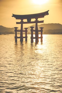 Miyajima, Hiroşima, okyanusta duran ünlü büyük Şinto torii Japonya 