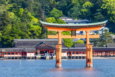 Miyajima, Hiroşima, okyanusta duran ünlü büyük Şinto torii Japonya 