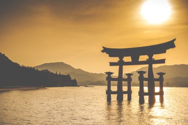 Miyajima, Hiroşima, okyanusta duran ünlü büyük Şinto torii Japonya 