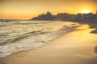 Ipanema Plajı insanlar, rio de janeiro, Brezilya ile sıcak gün batımı 