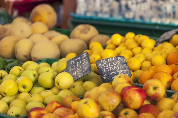 Küçük kırmızı elma merkezi Yunanistan'da yerel pazarda satılan — Stok fotoğraf