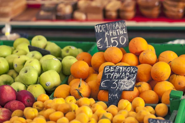 Apelsiner på lockal marknaden i Grekland. — Stockfoto