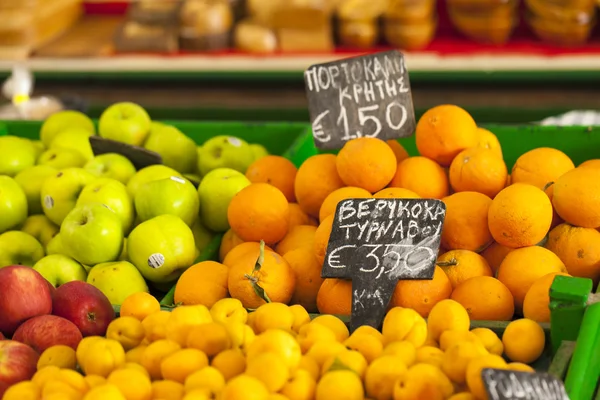 Apelsiner på lockal marknaden i Grekland. — Stockfoto
