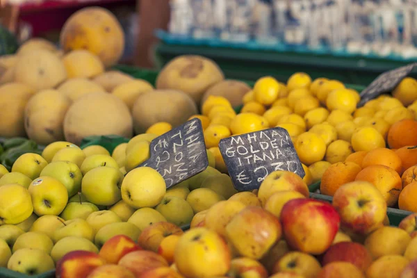 中央ギリシャのローカル市場で販売の小さな赤いリンゴ — ストック写真