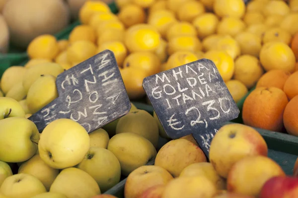 중앙 그리스에 현지 시장에서 판매 하는에 작은 빨간 사과 — 스톡 사진