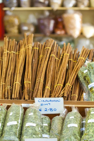 Varas de canela em uma loja de especiarias em Kos, Grécia, Europa — Fotografia de Stock