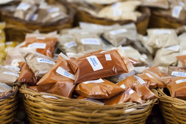 Griekse kruiden met prijskaartjes close-up op markt tafel — Stockfoto