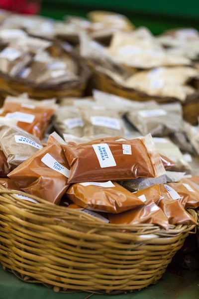 Griekse kruiden met prijskaartjes close-up op markt tafel — Stockfoto