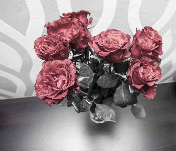 一朵朵深红色玫瑰插在花瓶里的花束 — 图库照片