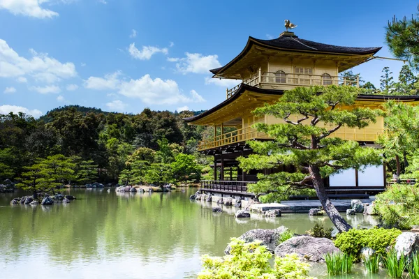 Berühmter goldener Pavillon in Kyoto (Japan)) — Stockfoto