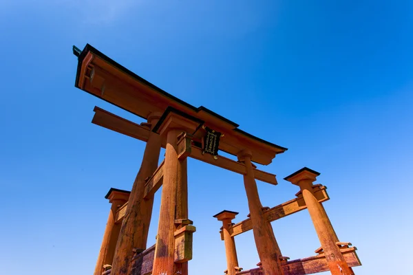 Miyajima, Hiroşima, okyanusta duran ünlü büyük Şinto torii Japonya — Stok fotoğraf