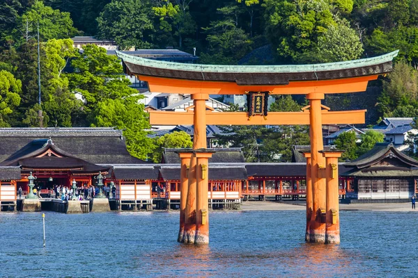 Miyajima, famoso grande torii xintoísta em pé no oceano em Hiroshima, Japão — Fotografia de Stock