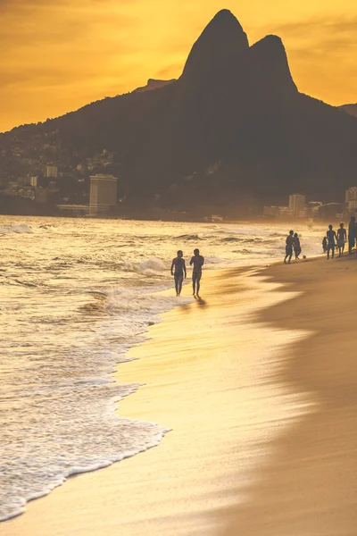 Coucher de soleil chaud sur la plage d'Ipanema avec les gens, Rio de Janeiro, Brésil — Photo