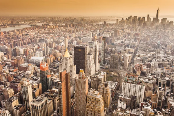 Luchtfoto van de skyline van manhattan bij zonsondergang, new york city — Stockfoto