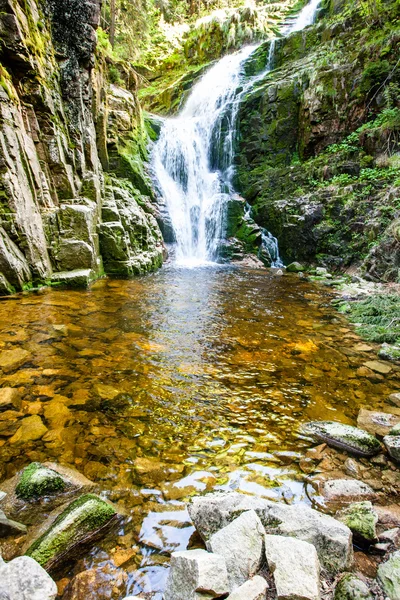 Polen. Nationalpark Karkonosze (Biosphärenreservat) - Kamienczyk-Wasserfall — Stockfoto