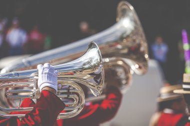 Bando kırmızı üniforma yerine 