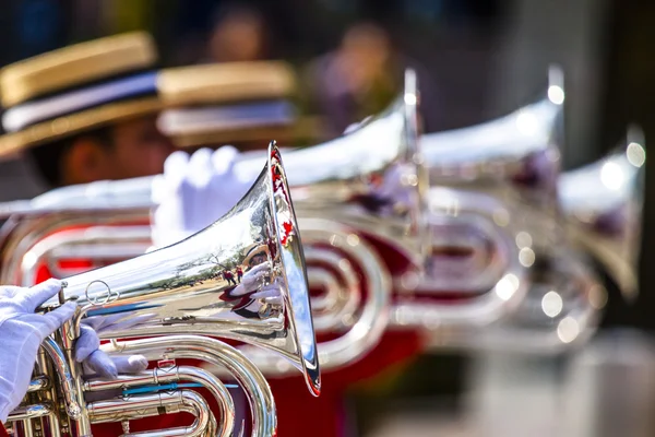 Brass band in rode uniforme uitvoeren — Stockfoto