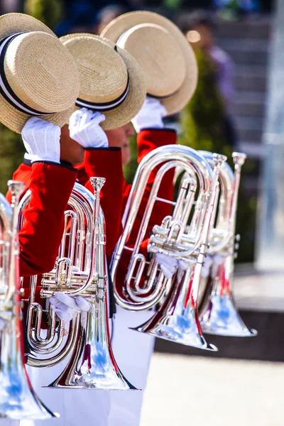 Brass Band em uniforme vermelho realizando — Fotografia de Stock