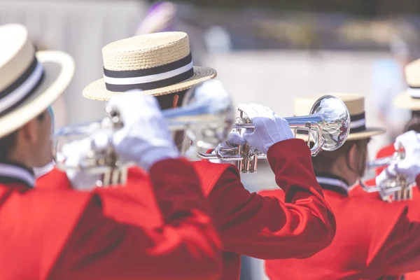 Brass Band en uniforme rouge performant — Photo