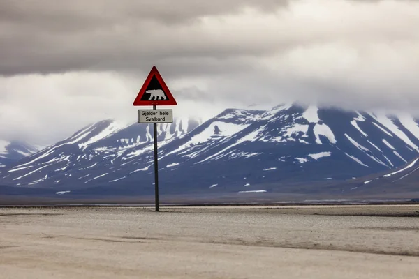 Uwaga znak niedźwiedzie polarne, spitsbergen, svalbard, Norwegia — Zdjęcie stockowe