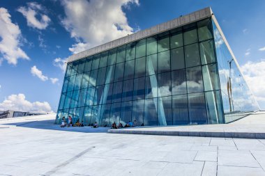 Oslo, Norveç - Temmuz 09: Görünüm yanında ulusal oslo opera binasının üzerinde 09 Temmuz 2014 Oslo, Norveç