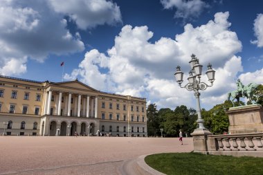 panoramik Kraliyet Sarayı ve bahçeleri Oslo, Norveç 