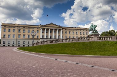 panoramik Kraliyet Sarayı ve bahçeleri Oslo, Norveç 