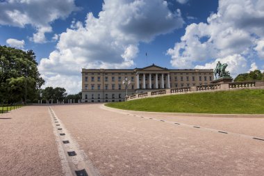 panoramik Kraliyet Sarayı ve bahçeleri Oslo, Norveç 