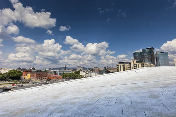 Reflektion av himlen i byggnadens glas, oslo, Norge. — Stockfoto
