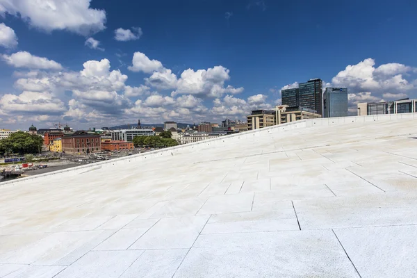 Riflessione del cielo nel vetro dell'edificio, Oslo, Norvegia . — Foto Stock