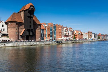 Gdansk, Polonya - 07 Ağustos: Ortaçağ port vinç üzerinde 07 Ağustos 2014 nehirde motlawa. 1442 ve 1444 arasında inşa edilmiş bu liman Vinci gdansk ve en eski hayatta kalan bağlantı noktası vinç eur içinde simgesidir