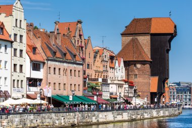 Gdansk, Polonya - 07 Ağustos: Ortaçağ port vinç üzerinde 07 Ağustos 2014 nehirde motlawa. 1442 ve 1444 arasında inşa edilmiş bu liman Vinci gdansk ve en eski hayatta kalan bağlantı noktası vinç eur içinde simgesidir