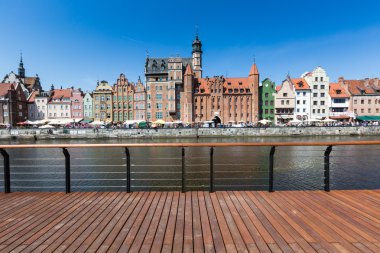 Şehir, gdansk (danzig), Polonya. Eski kasaba evleri yansımaları ile panoramik manzarasını motlawa Nehri suları
