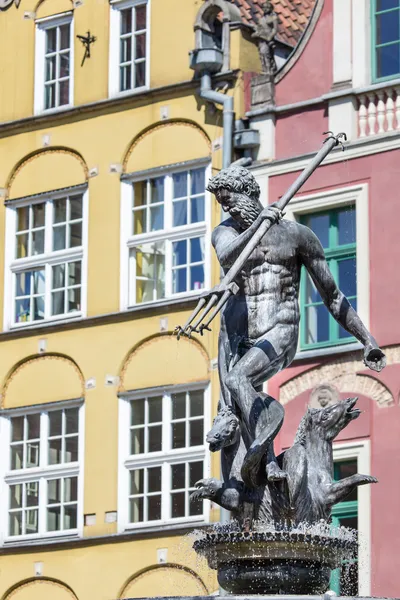 Польша - город Гданьск (также известный как Данциг) в Померании. Знаменитый фонтан Нептун на площади Длуги-Тарг . — стоковое фото