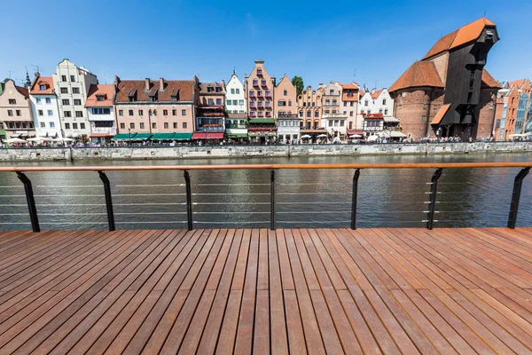 GDANSK, POLÓNIA - 07 DE AGOSTO: O guindaste portuário medieval sobre o rio Motlawa em 07 de agosto de 2014. Este guindaste portuário construído entre 1442 e 1444 é o símbolo de Gdansk e o mais antigo guindaste portuário sobrevivente em Eur — Fotografia de Stock