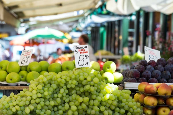 Hrozny na prodej v košíku na open air trhu stání v Polsku. — Stock fotografie